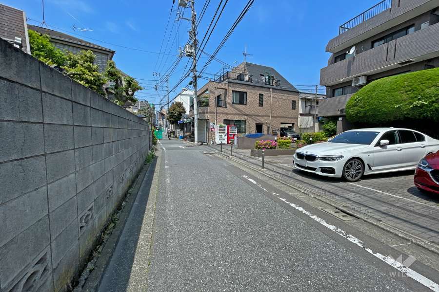 敷地南側の前面道路（東側から）