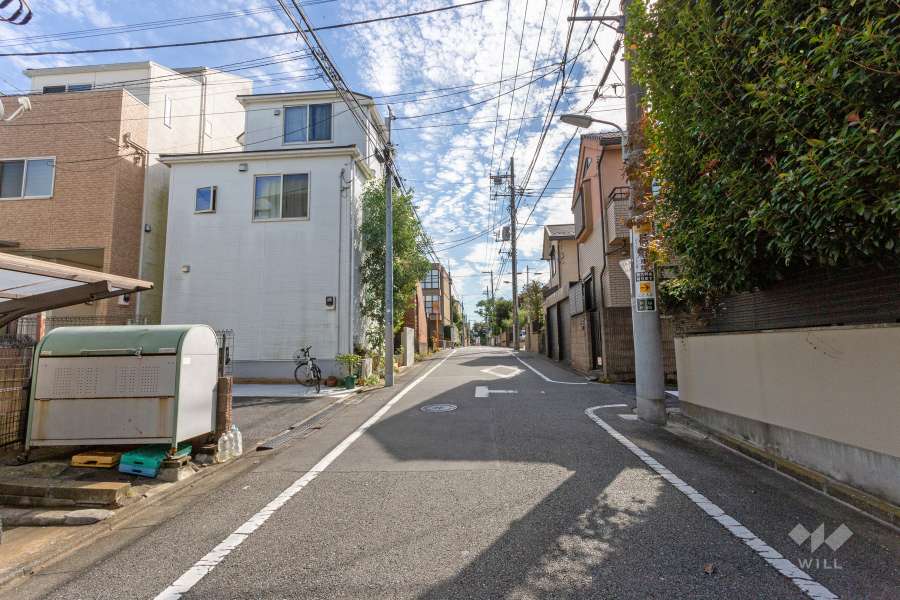 敷地西側の前面道路（北側から）
