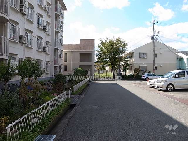 敷地北側の前面道路。周辺はマンションと一戸建てが混在する住宅地です。
