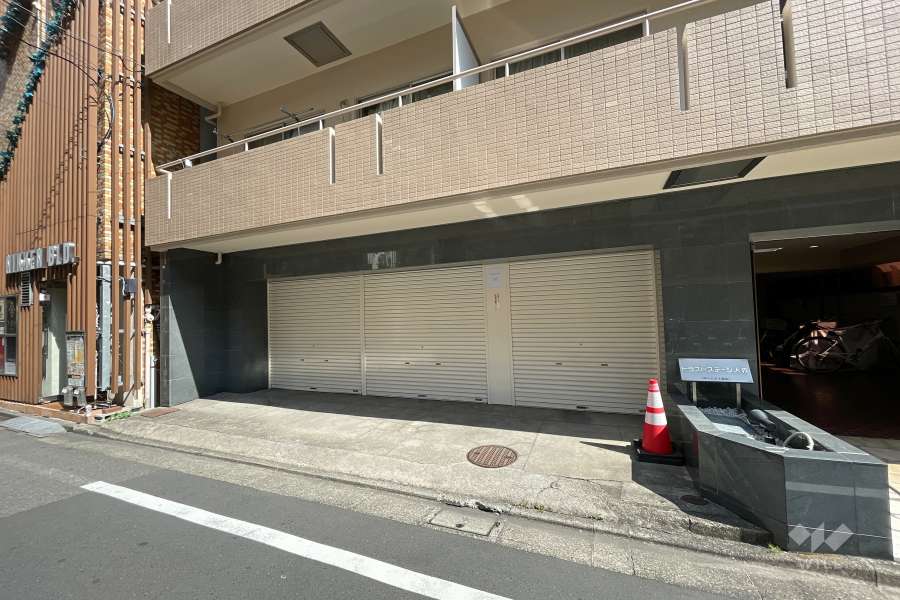 駐車場の出入り口（シャッター付き）