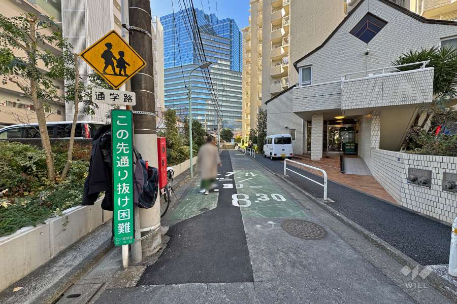 敷地北西側の前面道路（北東側から）
