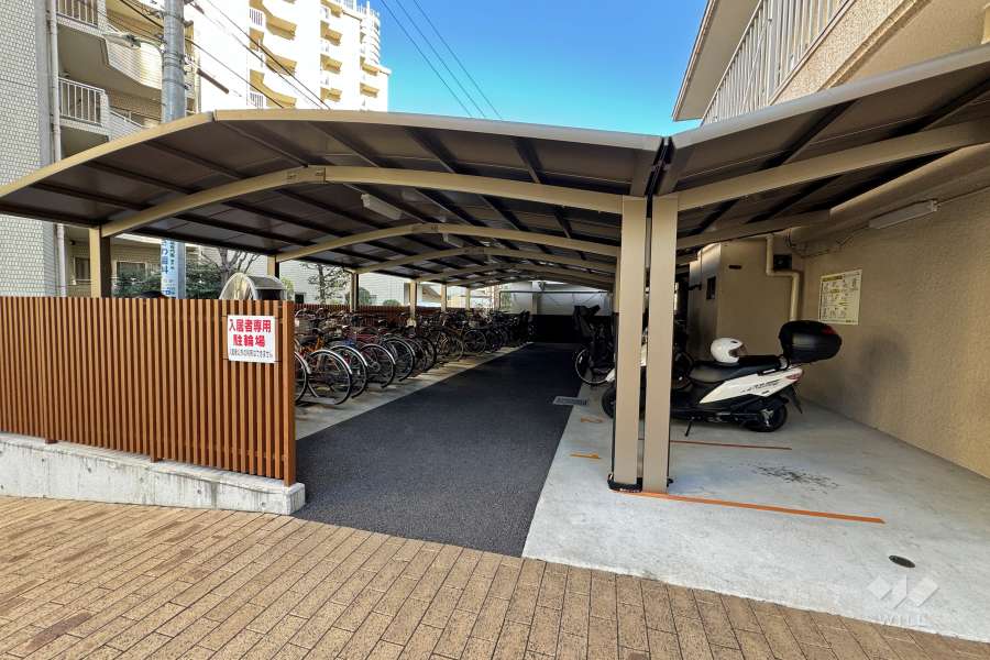 バイク置場と駐輪場