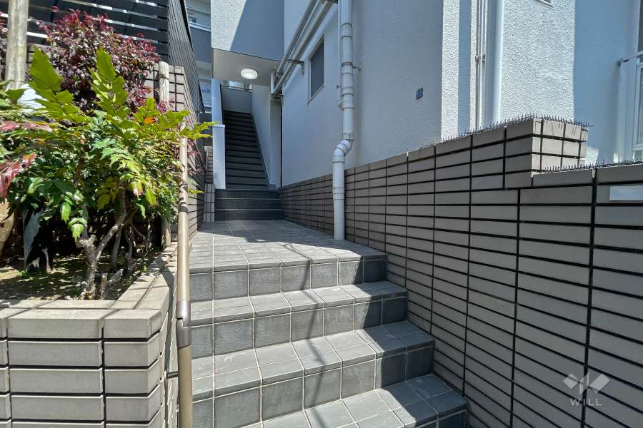 建物西側からの住戸入り口