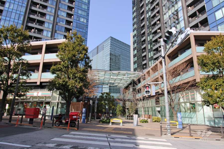 敷地に隣接する中央広場