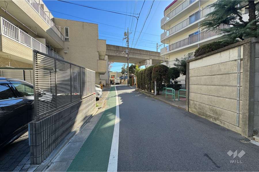 敷地北東側の前面道路（北西側から）