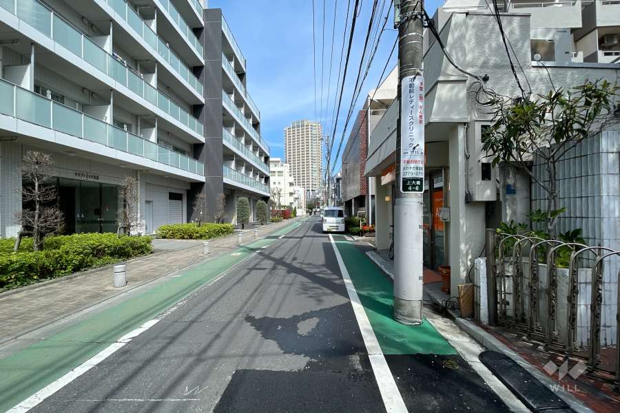 敷地西側の前面道路（南側から）