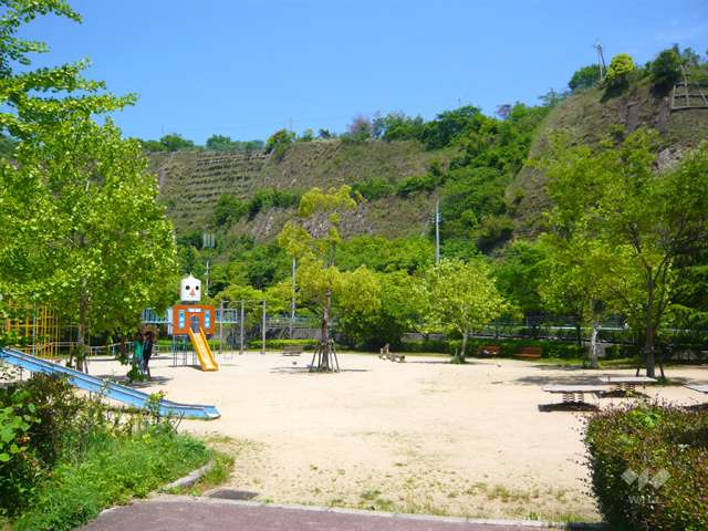 公園に隣接しています。