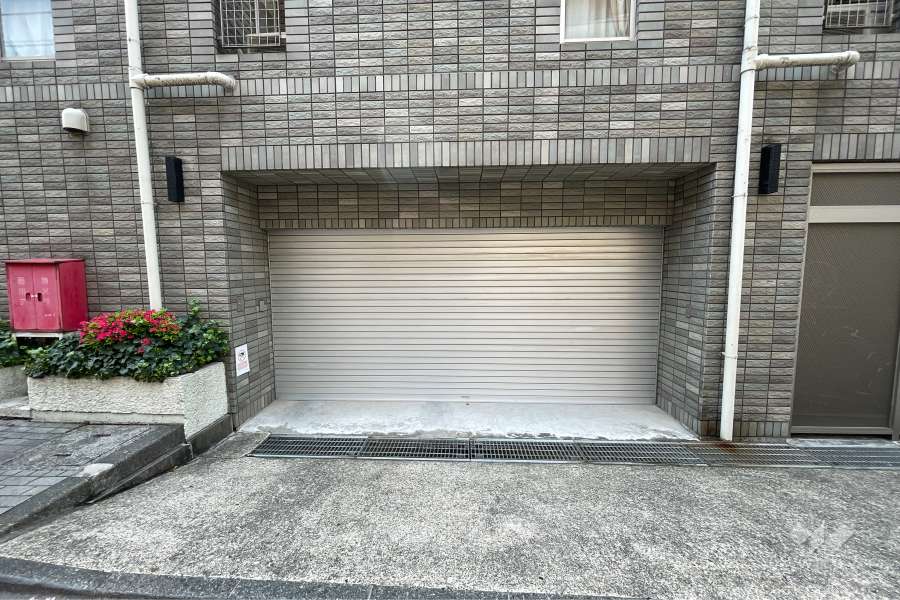 敷地内駐車場（屋内平面式、シャッター付き）