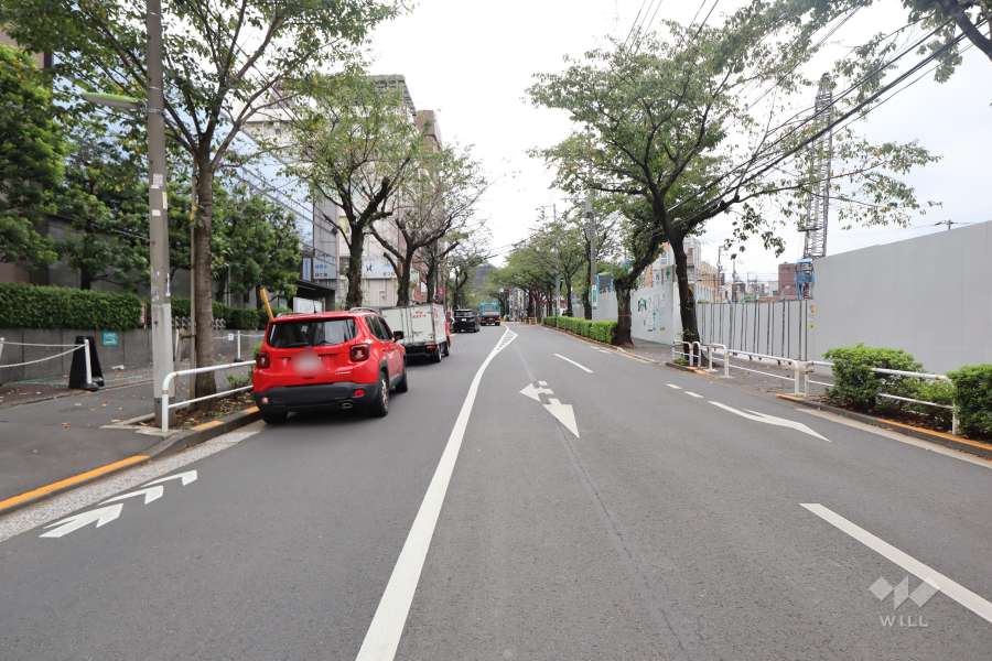 敷地北西側の前面道路(北東側から)