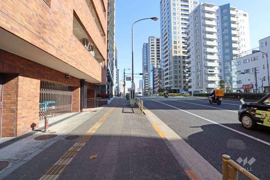 敷地南東側の前面道路（南西側から）