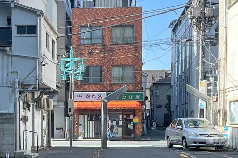 敷地南側の前面道路（南側から）