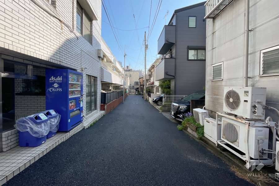 敷地南東側の前面道路（南西側から）