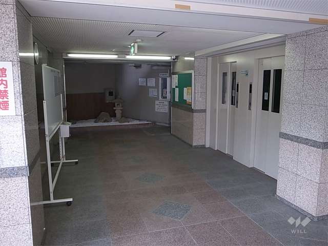 エントランスホール。管理人室と坪庭があります。