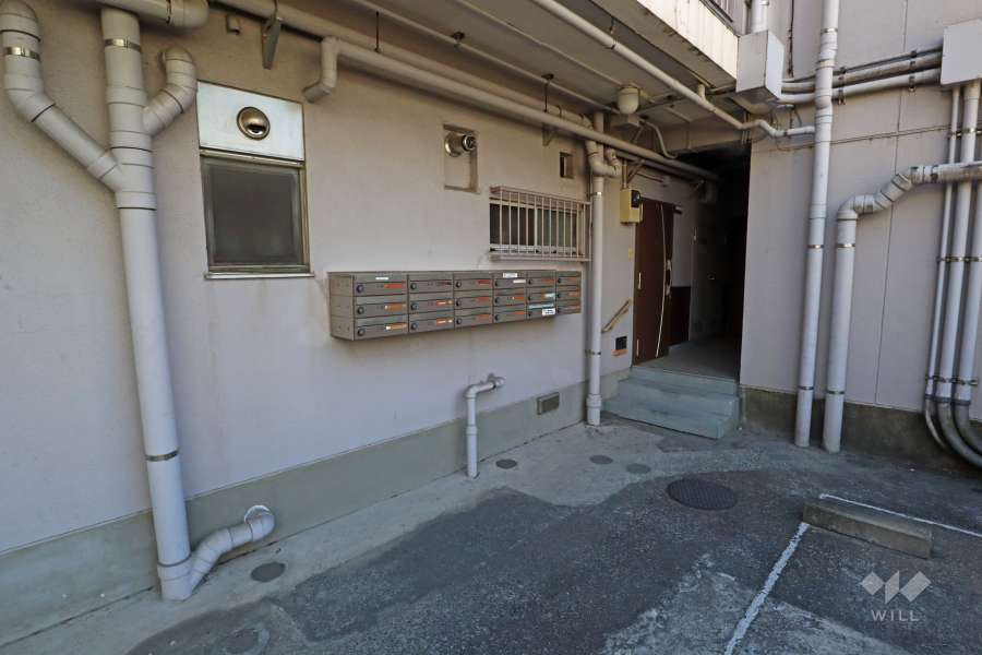 エントランスと共用ポスト