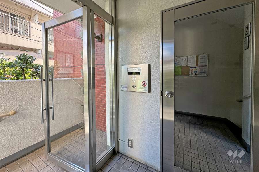 エントランスはオートロック付きです。