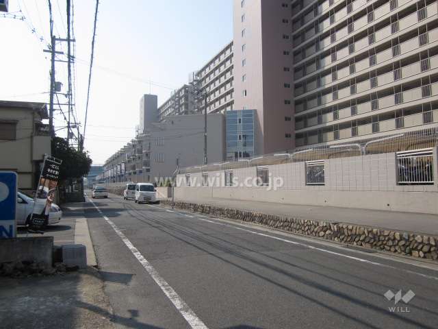 マンションの東側前面道路