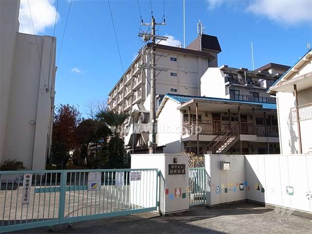 敷地の南側は通路を挟んで、市立緑幼稚園に面しています。