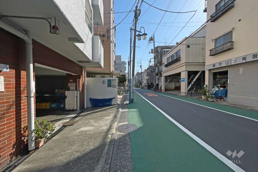 敷地西側の前面道路