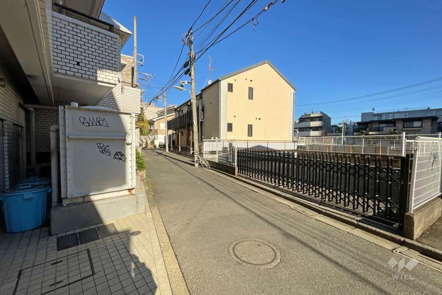 敷地東側の前面道路（南側から）