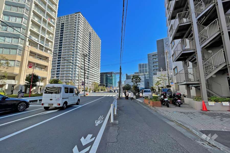 敷地北側の前面道路（西側から）