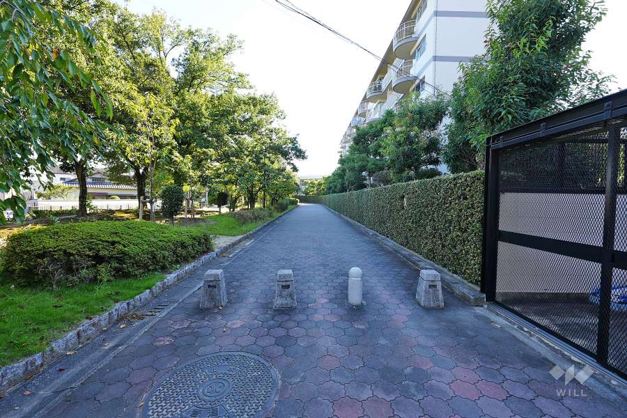 敷地南東側の歩道