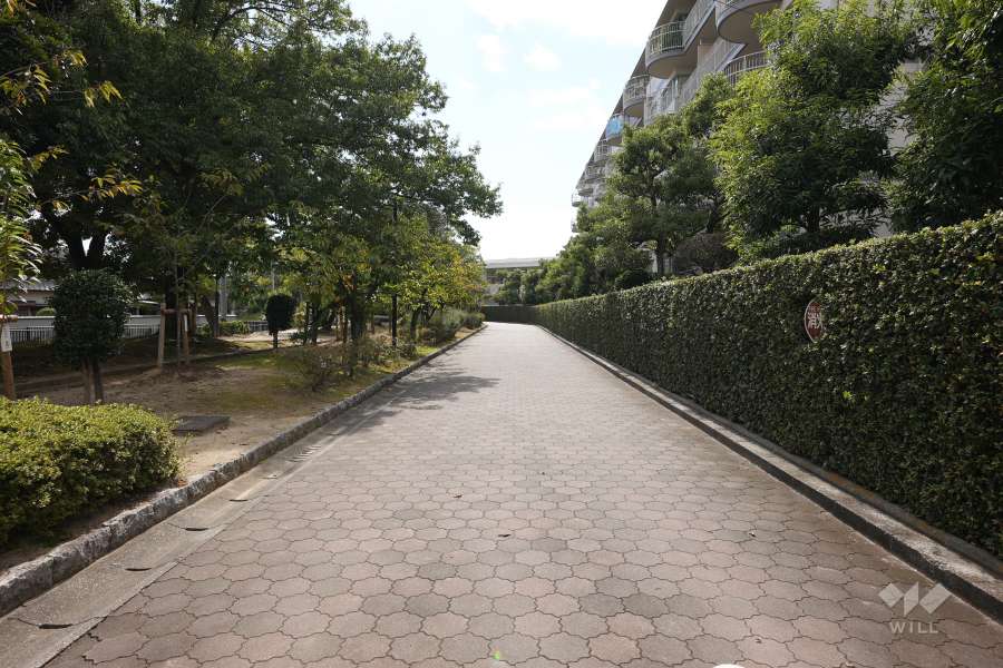 敷地南東側の歩道