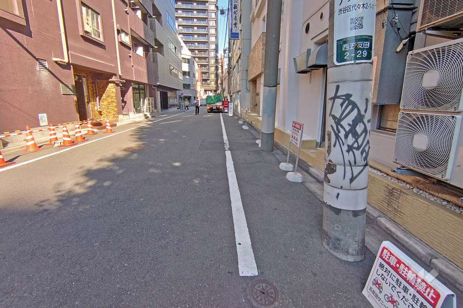 敷地の西側前面道路（南側から）