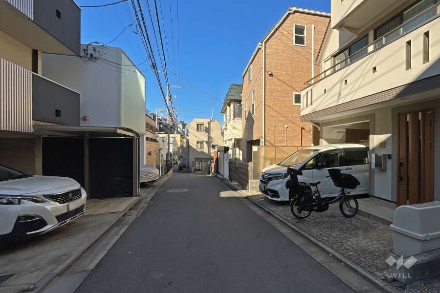 敷地南西側の前面道路（南東側から）