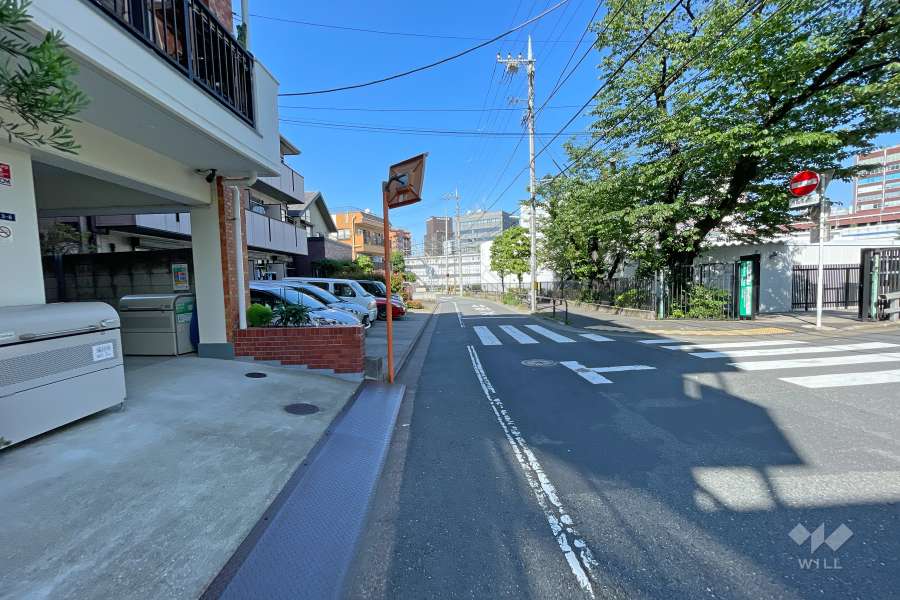 敷地南東側の前面道路（南西側から）