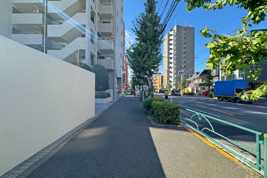 敷地北西側の前面道路（北東側から）