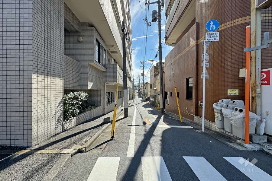 敷地南西側の前面道路（北西側から）