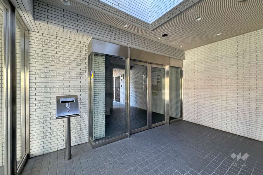 エントランスはオートロック付きです。