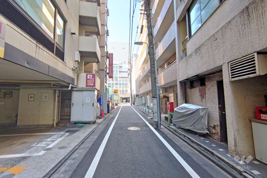敷地南側の前面道路（東側から）