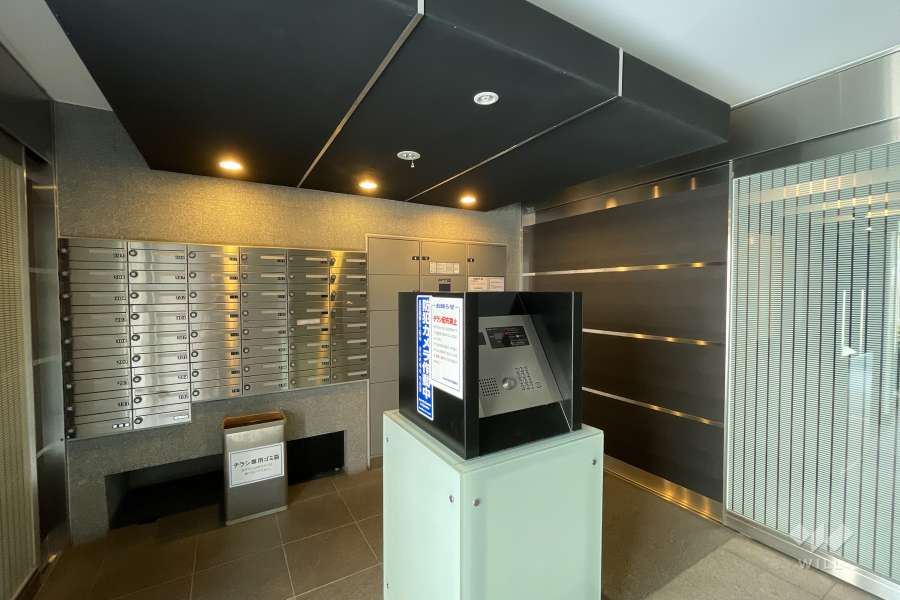 エントランスはオートロック付きです。