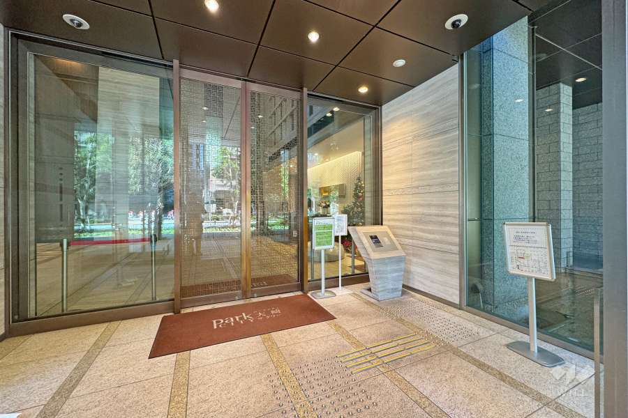 エントランスはオートロック付きです。