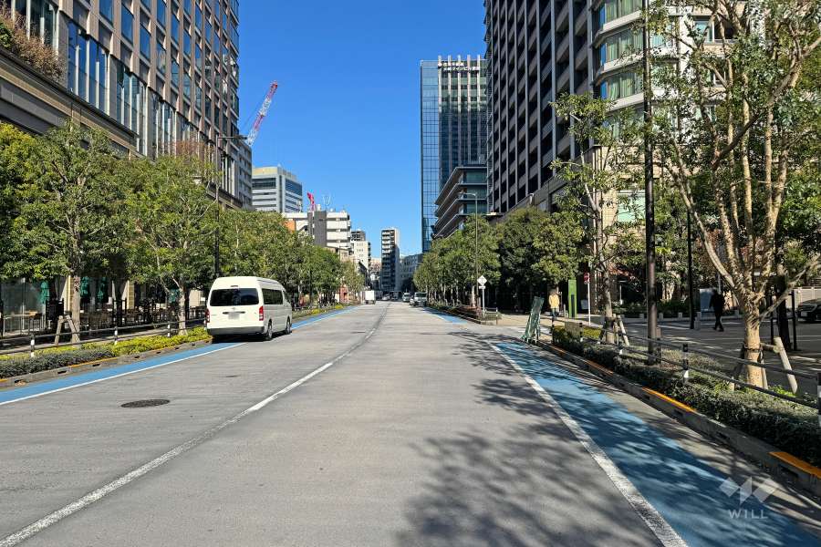 敷地西側の前面道路（南側から）