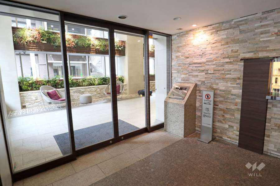 エントランスはオートロック付きです。