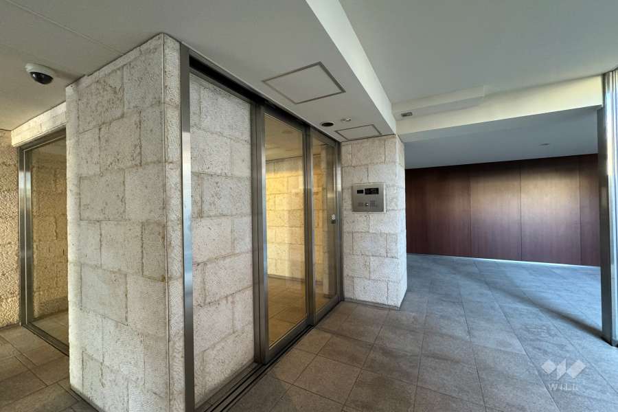 エントランスはオートロック付きです。