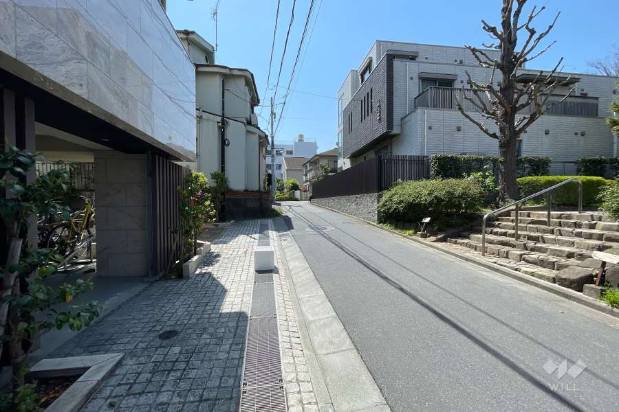 敷地北西側の前面道路