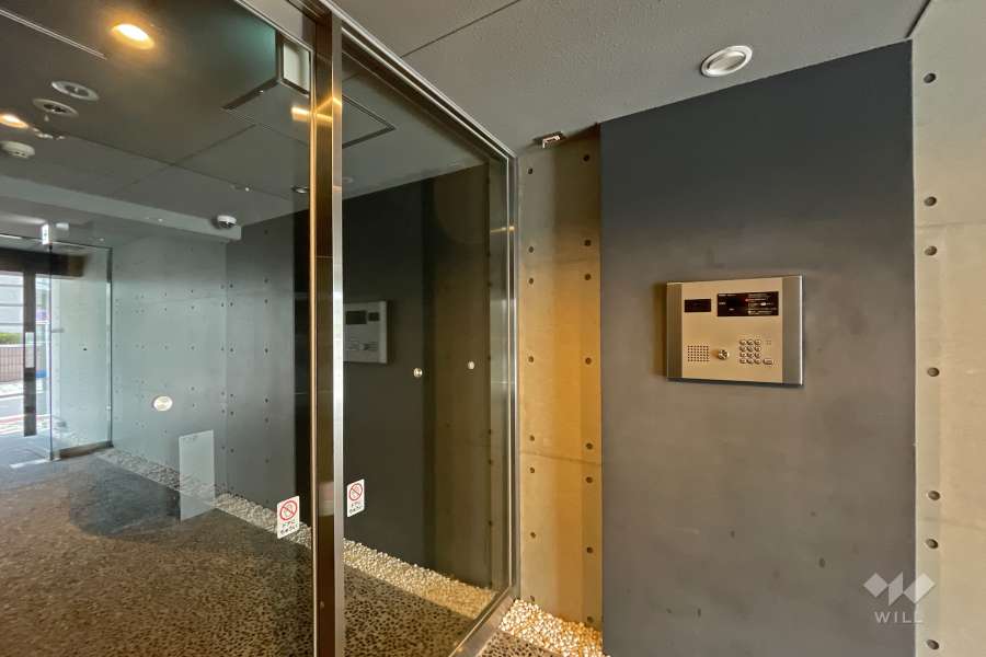 エントランスはオートロック付きです。