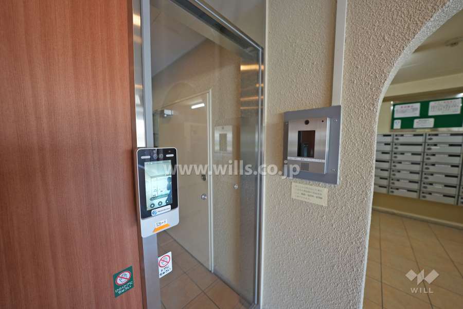 エントランスには顔認証付きオートロックが設置されています。