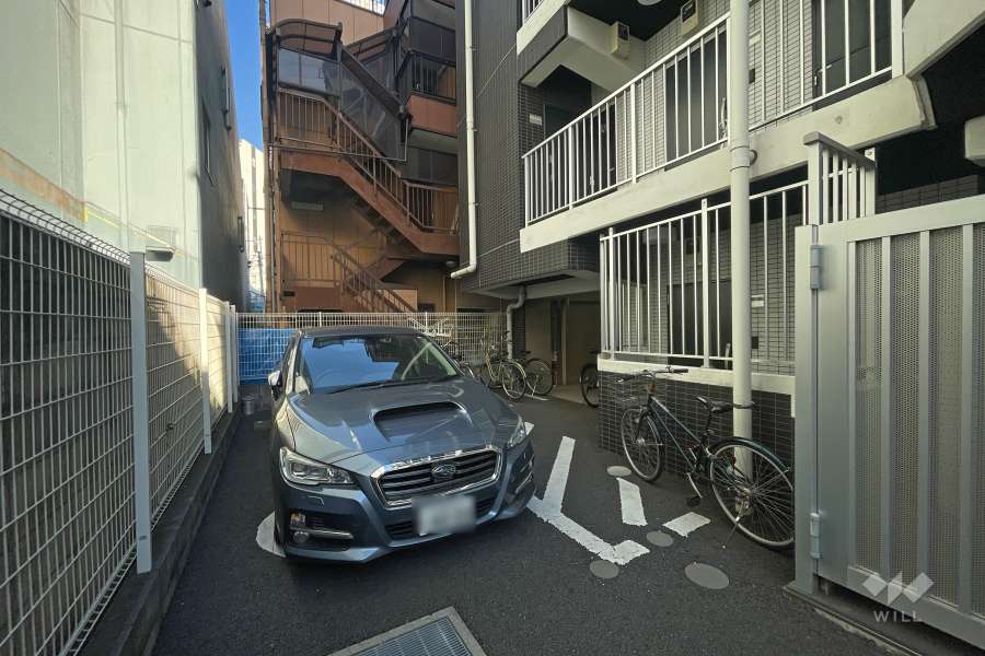 敷地内駐車場（屋外平面式）と駐輪場