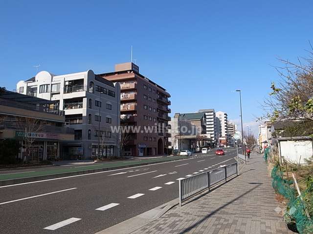 敷地の東側は4車線のバス通り（県道）に面しています。