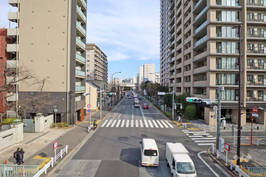 敷地北側の前面道路(西側から)