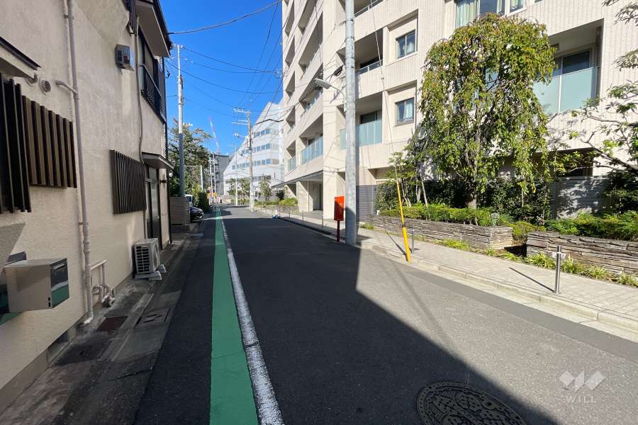敷地西側の前面道路