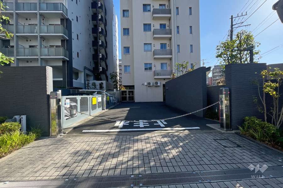 駐車場の出入り口（ロボットゲート付き）