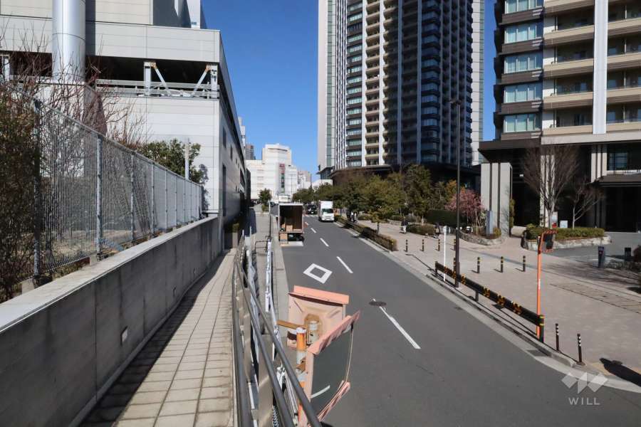 敷地西側の前面道路(南側から)