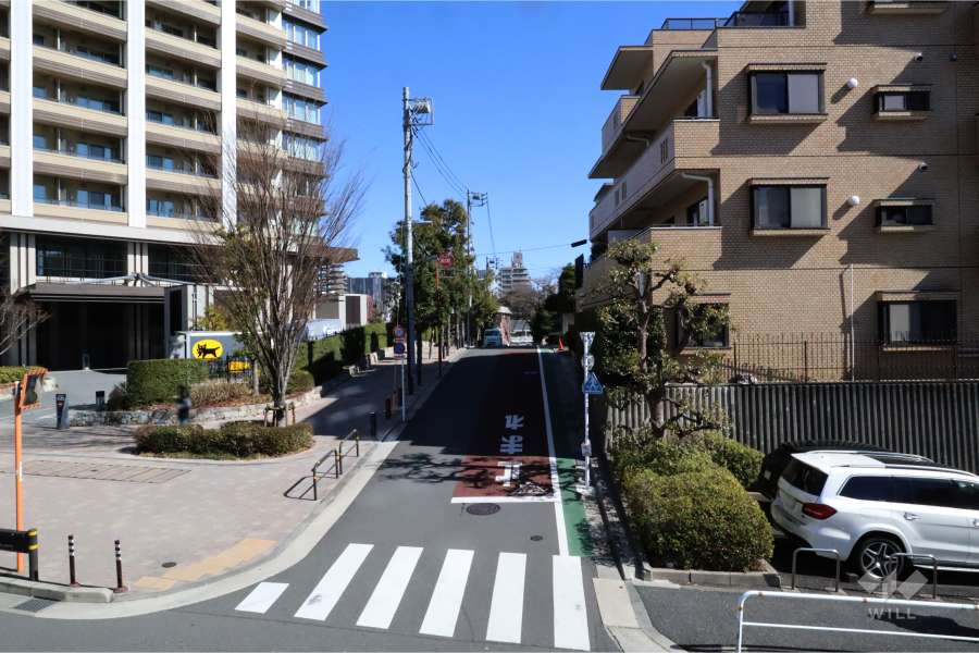 敷地南東側の前面道路(南西側)