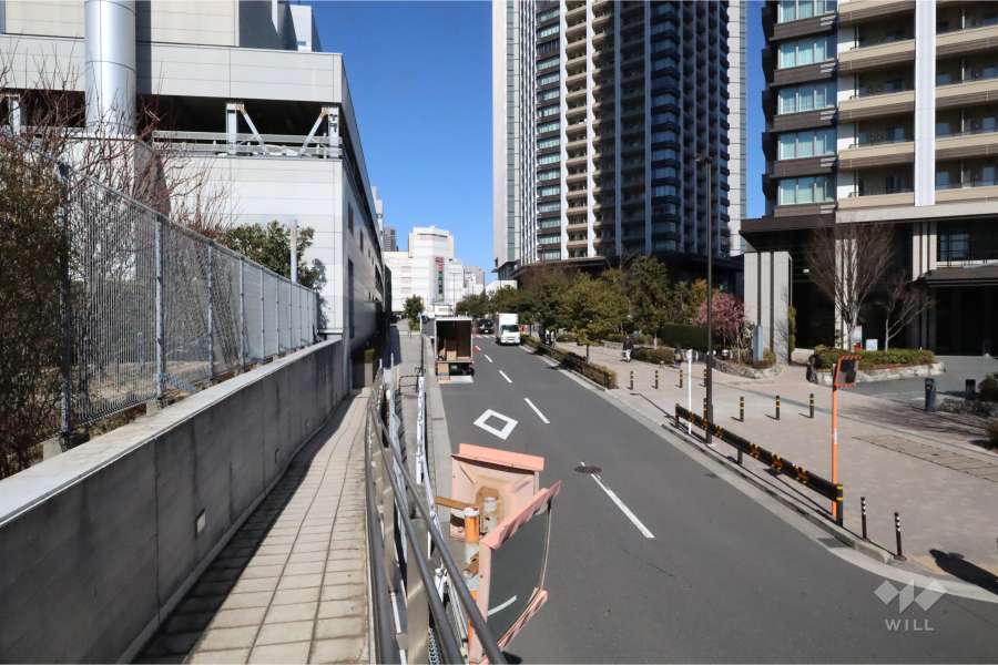 敷地南西側の前面道路(南東側から)