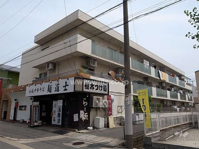 イスズハイツベル北伊丹の外観（南西側から）　1階西側は一部店舗です。